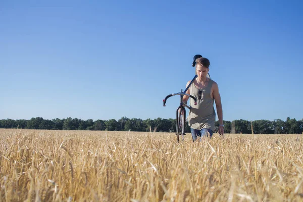 Young Man Ride Fixed Gear Bike Country Road Fields Blue — Stock Photo, Image