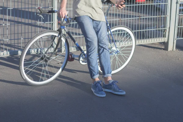 Young Man Walk Fixie Bike Urban Background Picture Hipster Bicycle — Stock Photo, Image