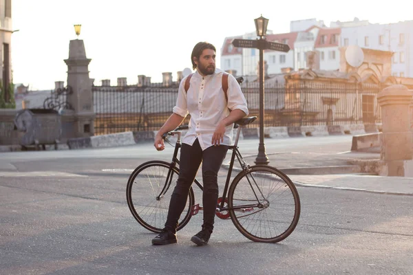 Beared Hipster에 자전거와 Buisinessman — 스톡 사진