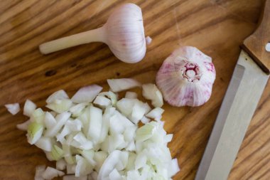 Tahta masada soğan ve sarımsak.