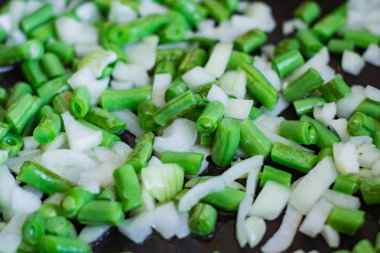 Coocking yeşil fasulye ve sarımsak, ahşap masa üzerinde taze siste