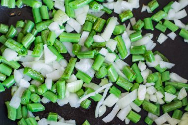 Coocking yeşil fasulye ve sarımsak, ahşap masa üzerinde taze siste