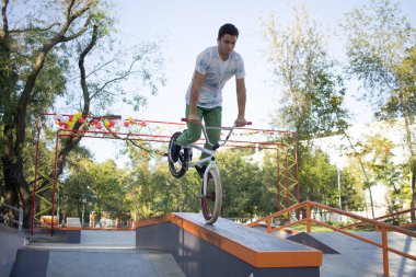BMX binici eğitim ve yapmak hileci sokak Plaza, bicyxle dublör binici cocncrete skatepark içinde