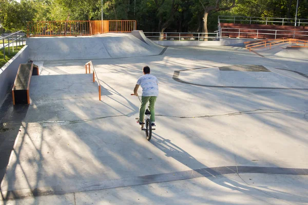 Bmx Rider Szkolenia Robisz Tricki Ulicy Plaza Kaskader Bicyxle Cocncrete — Zdjęcie stockowe