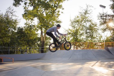 BMX binici eğitim ve yapmak hileci sokak Plaza, bicyxle dublör binici cocncrete skatepark içinde