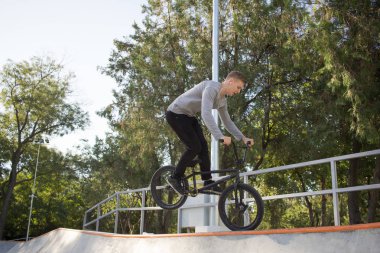 BMX binici eğitim ve yapmak hileci sokak Plaza, bicyxle dublör binici cocncrete skatepark içinde