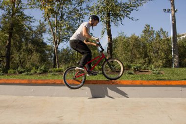 BMX binici eğitim ve yapmak hileci sokak Plaza, bicyxle dublör binici cocncrete skatepark içinde