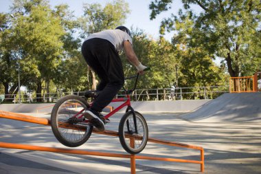 BMX binici eğitim ve yapmak hileci sokak Plaza, bicyxle dublör binici cocncrete skatepark içinde