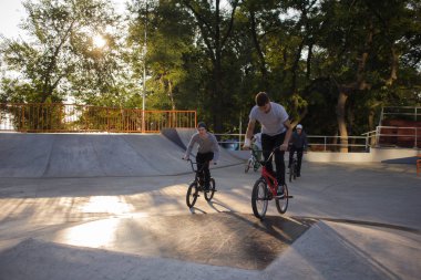Bmx bisiklet paten Plaza, dublör bisiklet bisikletçi skatepark ile gençlerin Grup