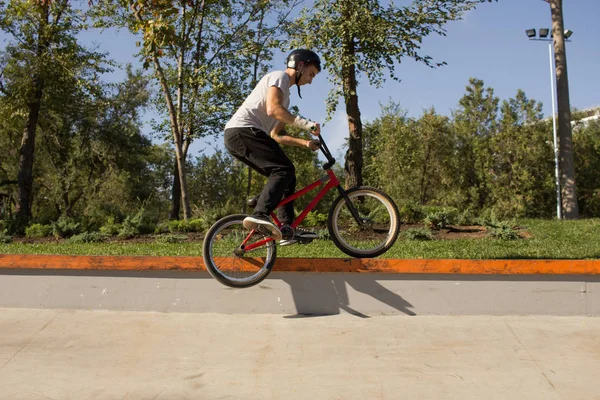 小轮车骑手训练和做把戏在街道广场 Bicyxle 特技车手在 Cocncrete 滑板公园 — 图库照片