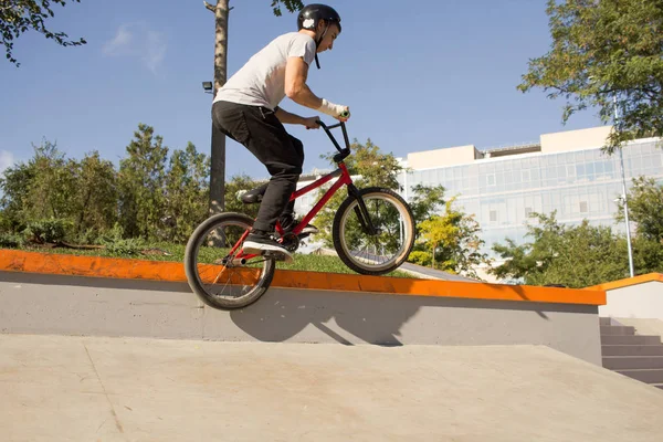 小轮车骑手训练和做把戏在街道广场 Bicyxle 特技车手在 Cocncrete 滑板公园 — 图库照片