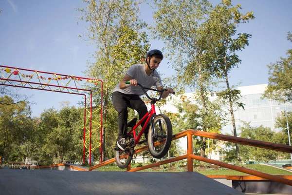 Bmx Rider Školení Triky Ulici Plaza Bicyxle Stunt Rider Cocncrete — Stock fotografie