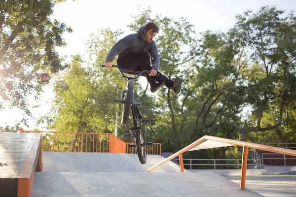 Bmx Rider Školení Triky Ulici Plaza Bicyxle Stunt Rider Cocncrete — Stock fotografie