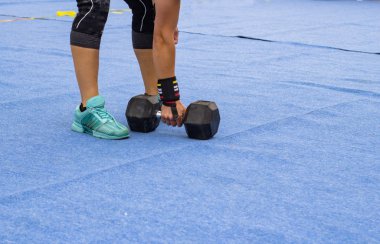 Ağırlık kaldırma ekipmanları, açık havada powerlifting rekabet, atletik ekipman ile yakın çekimler 