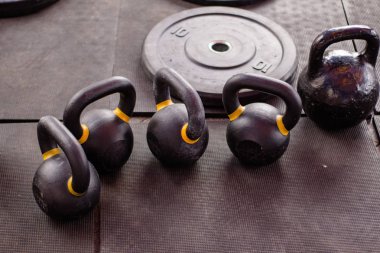 Ağırlık kaldırma ekipmanları, açık havada powerlifting rekabet, atletik ekipman ile yakın çekimler 