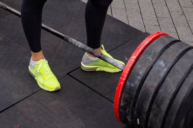 Ağırlık kaldırma ekipmanları, açık havada powerlifting rekabet, atletik ekipman ile yakın çekimler 