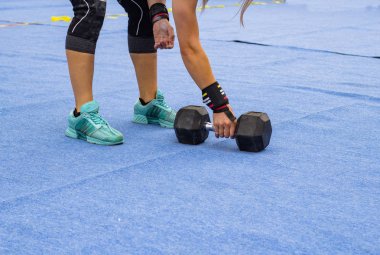 Ağırlık kaldırma ekipmanları, açık havada powerlifting rekabet, atletik ekipman ile yakın çekimler 