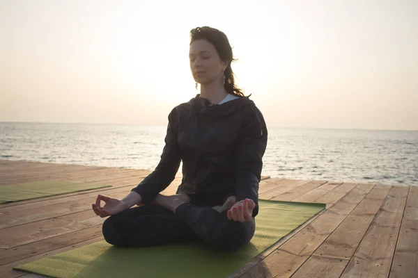 Portret Potrivesc Femeie Tânără Yoga Pozează Plaja Dimineață — Fotografie, imagine de stoc