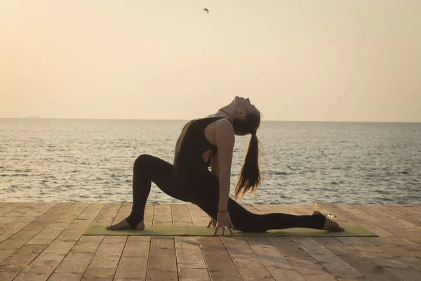 Portret Potrivesc Femeie Tânără Yoga Pozează Plaja Dimineață — Fotografie, imagine de stoc