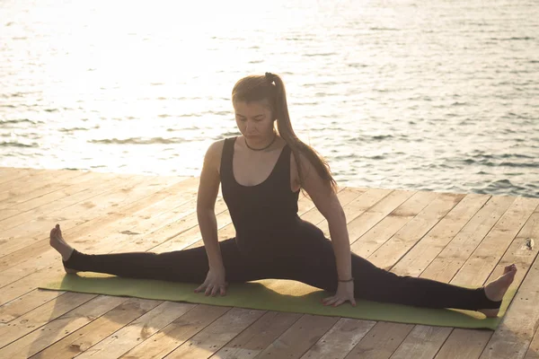 Yoga Poz Sabah Sahilde Uygun Genç Kadın Portre — Stok fotoğraf