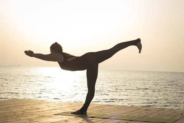 Portret Potrivesc Femeie Tânără Yoga Pozează Plaja Dimineață — Fotografie, imagine de stoc