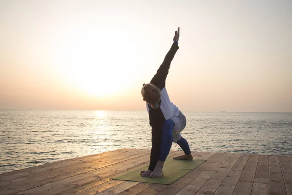 Tânărul Face Yoga Plajă Morning Fundal Mare — Fotografie, imagine de stoc