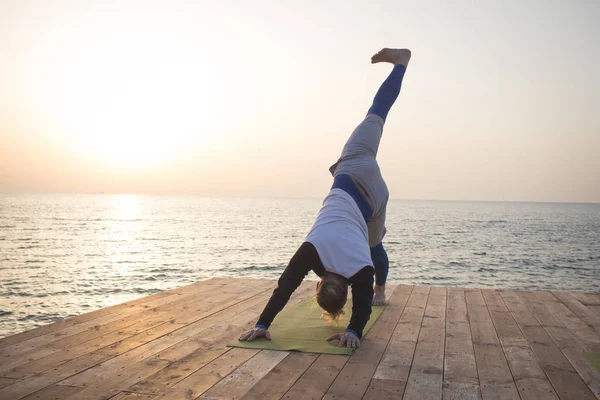 Tânărul Face Yoga Plajă Morning Fundal Mare — Fotografie, imagine de stoc