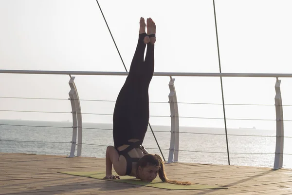 Yoga Poz Sabah Sahilde Uygun Genç Kadın Portre — Stok fotoğraf