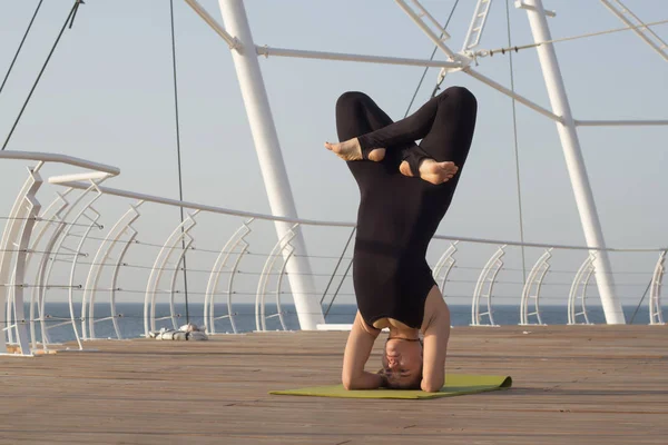 Portret Potrivesc Femeie Tânără Yoga Pozează Plaja Dimineață — Fotografie, imagine de stoc