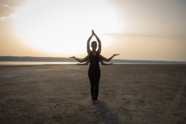 Unga Kvinnor Utövar Yoga Poser Och Asanas Partner Yoga Akrobatisk — Stockfoto
