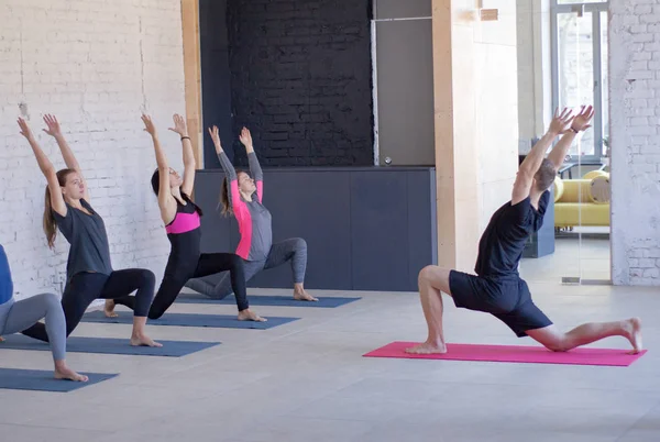 Lezione Yoga Esercizi Mattutini Interni Bianchi — Foto Stock