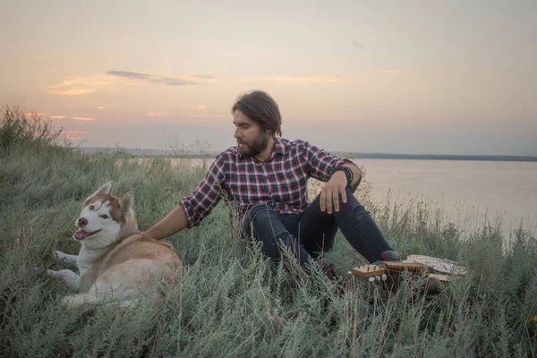 Jeunes Beaux Hommes Sur Falaise Avec Guitare Chien Husky Pendant — Photo