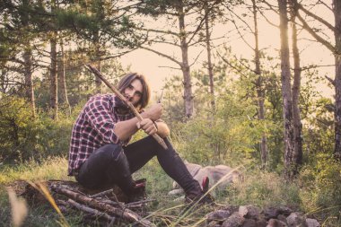 Halk veya ülke gitar çalan köpek sahip, adam woods, kamp ateşi ve gün batımı arka plan