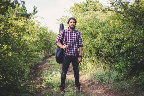 Jeune Homme Barbu Aux Cheveux Longs Guitare Portrait Voyageur Musicien — Photo