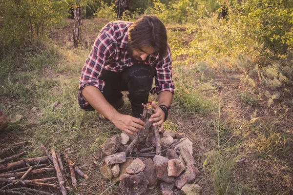 Unga Stiliga Manliga Traveler Nära Lägereld Skogen Hipster Hiker Prepear — Stockfoto