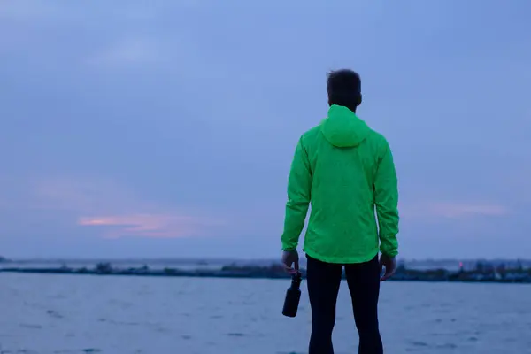 Hombre Joven Entrenamiento Chaqueta Verde Con Equipo Deportivo Aire Libre — Foto de Stock