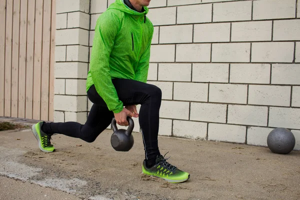 Jovem Jaqueta Verde Treinando Com Equipamentos Esportivos Livre Corredor Masculino — Fotografia de Stock