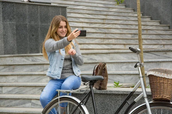 Jovem Mulher Ciclista Uso Celular Fundo Urbano — Fotografia de Stock