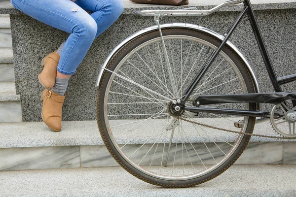 Jovem Mulher Ciclista Uso Celular Fundo Urbano — Fotografia de Stock