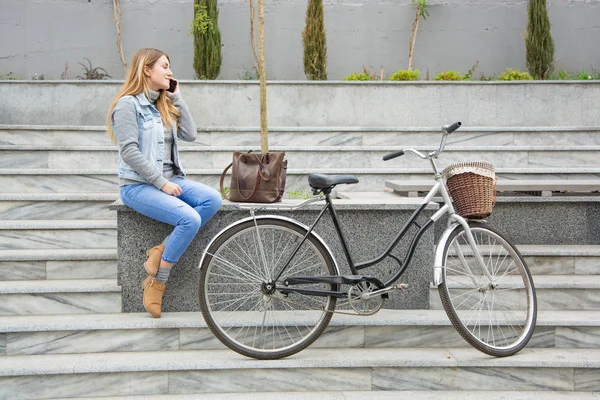 Jovem Mulher Ciclista Uso Celular Fundo Urbano — Fotografia de Stock