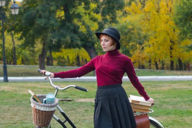 Genç kadın Sonbahar Park retro bisiklet sürme