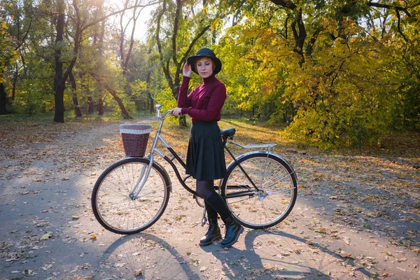 Giovane Donna Bicicletta Retrò Nel Parco Autunnale — Foto Stock