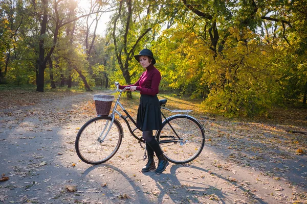 Νεαρή Γυναίκα Ιππασία Στο Ρετρό Ποδήλατο Στο Πάρκο Φθινόπωρο — Φωτογραφία Αρχείου