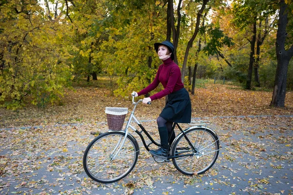 Jovem Mulher Montando Bicicleta Retro Parque Outono — Fotografia de Stock