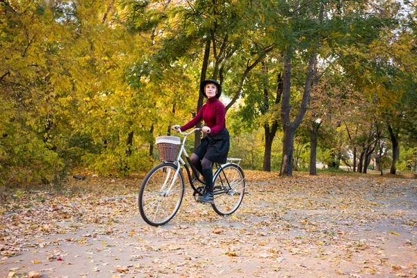 Młoda Kobieta Jazda Rowerze Retro Parku Jesień — Zdjęcie stockowe