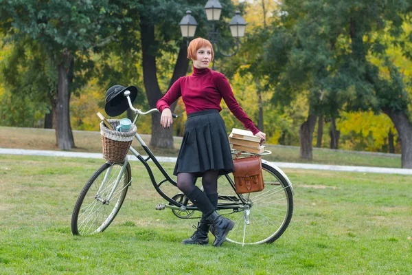공원에서 여성이 잔디에 자전거와 — 스톡 사진