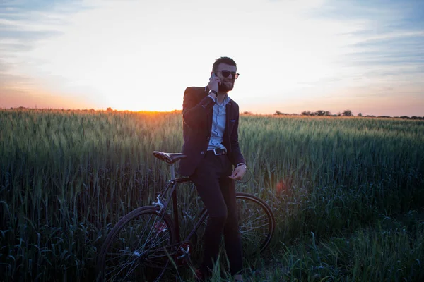 在夏天麦田时尚的男性与复古自行车的画像 一个白种人商人骑自行车 — 图库照片