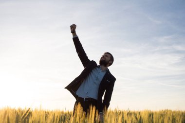 Mutlu buisinesman eğleniyor yaz alanları, buisines takım elbiseli adam zevk özgürlük, kazanan Yöneticisi kavramı.