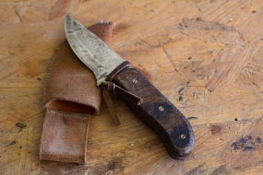 El yapımı bıçak atölyede ahşap masa üzerinde