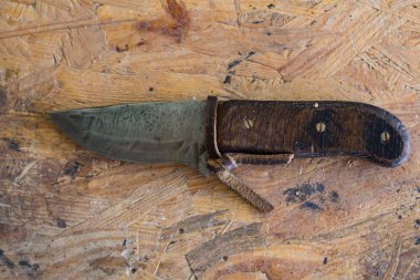 El yapımı bıçak atölyede ahşap masa üzerinde